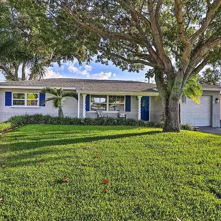 New! Cheerful Bungalow With Hot Tub Near Beaches